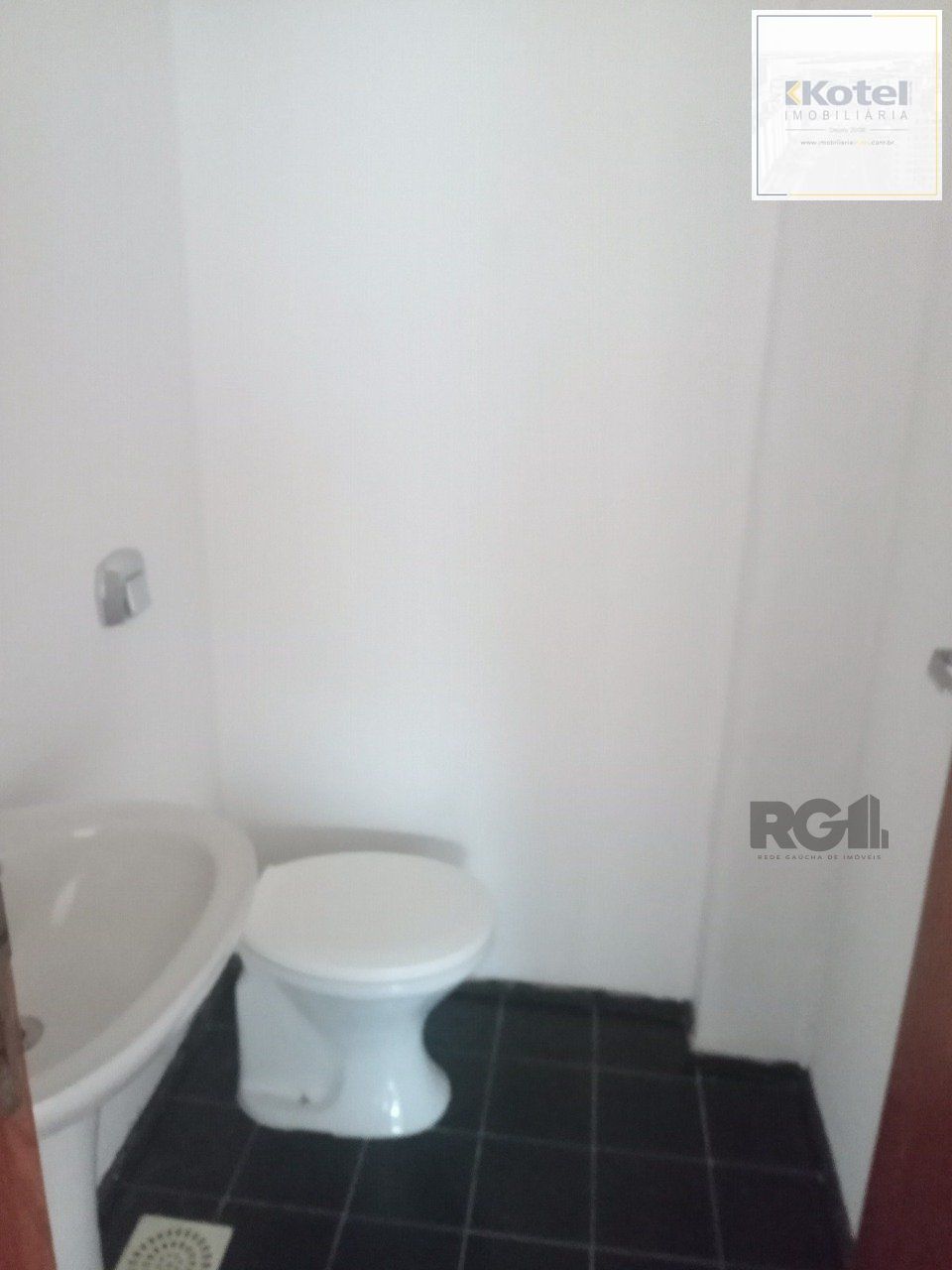 SALA COMERCIAL DESOCUPADA, NO BAIRRO CENTRO HISTÓRICO, EM PORTO ALEGRE, RS — foto 3