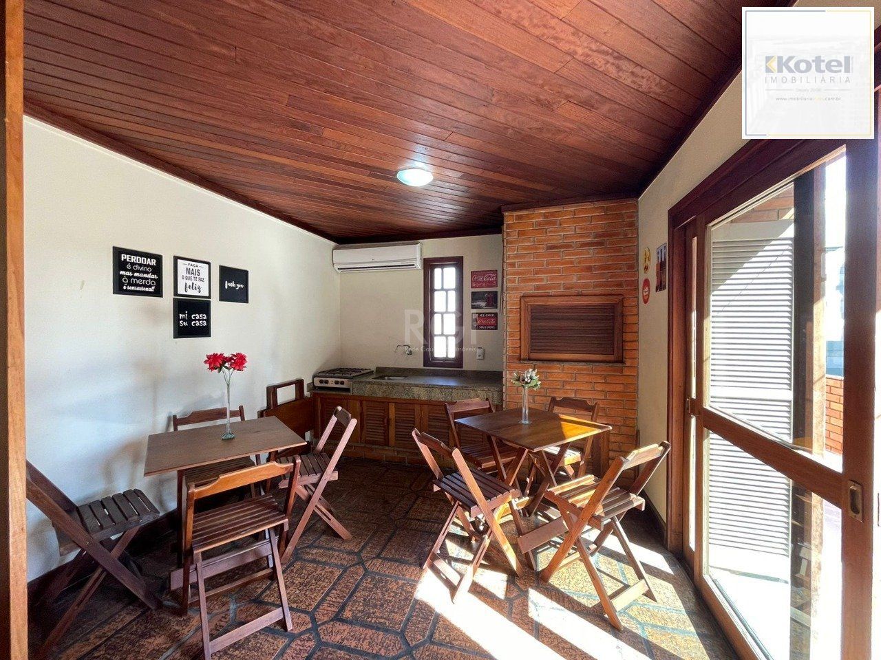 Cobertura a venda 5 Quartos, suíte e 2 vagas, no Bairro Menino Deus, Poa/RS