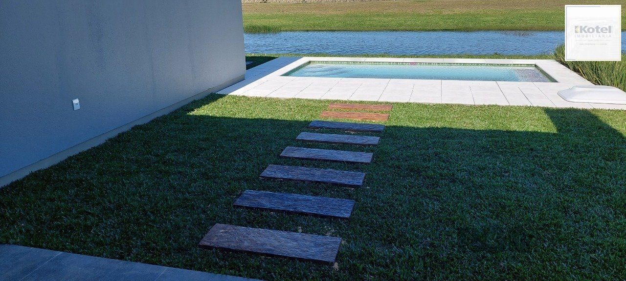 Casa em condomínio com 3 dormitórios, sendo todos suítes em Torres