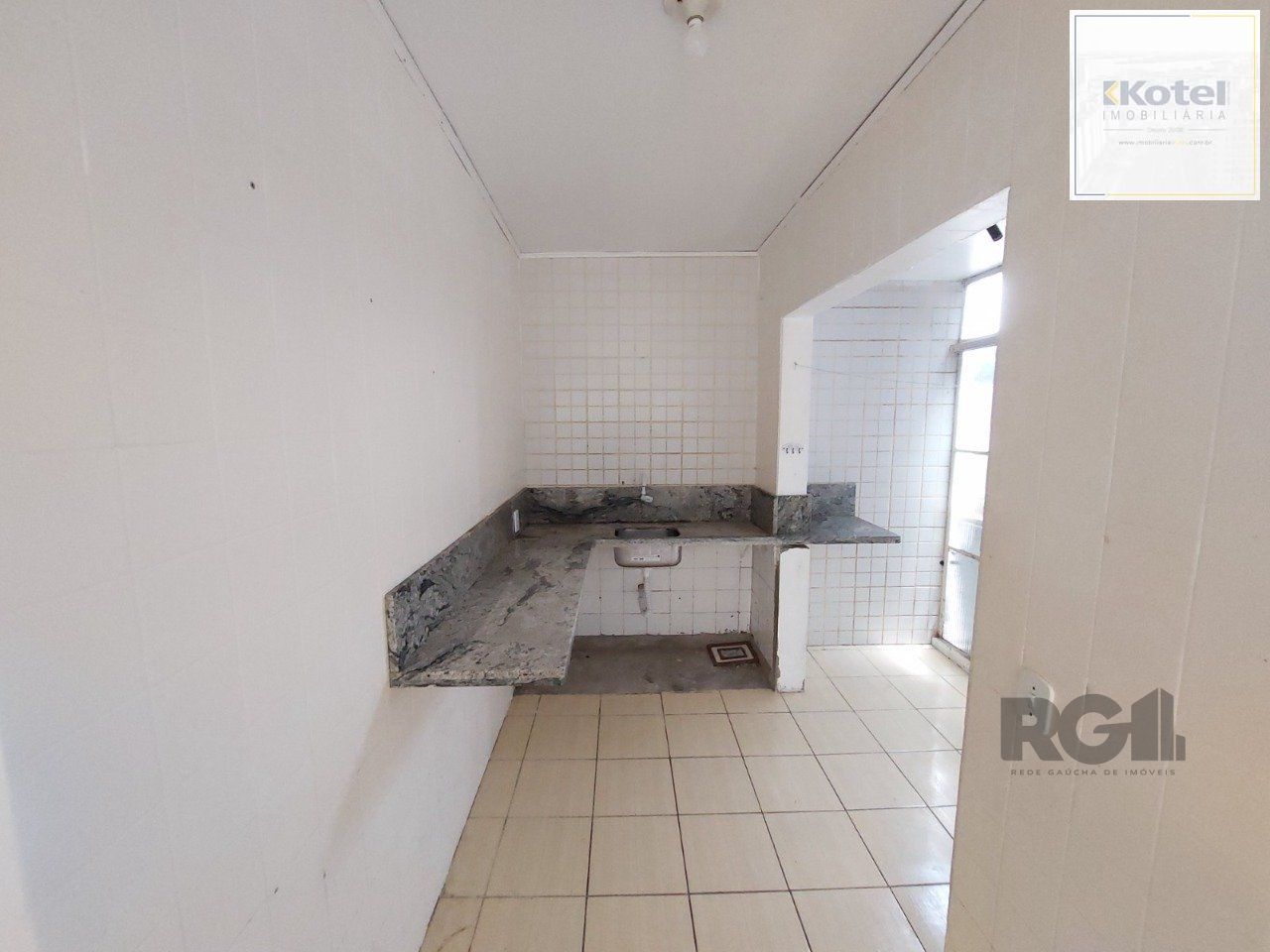 APTO 02 DORMITÓRIOS AMPLAS PEÇAS - 01 VAGA ESCRITURADA NO BAIRRO TRISTEZA — foto 5