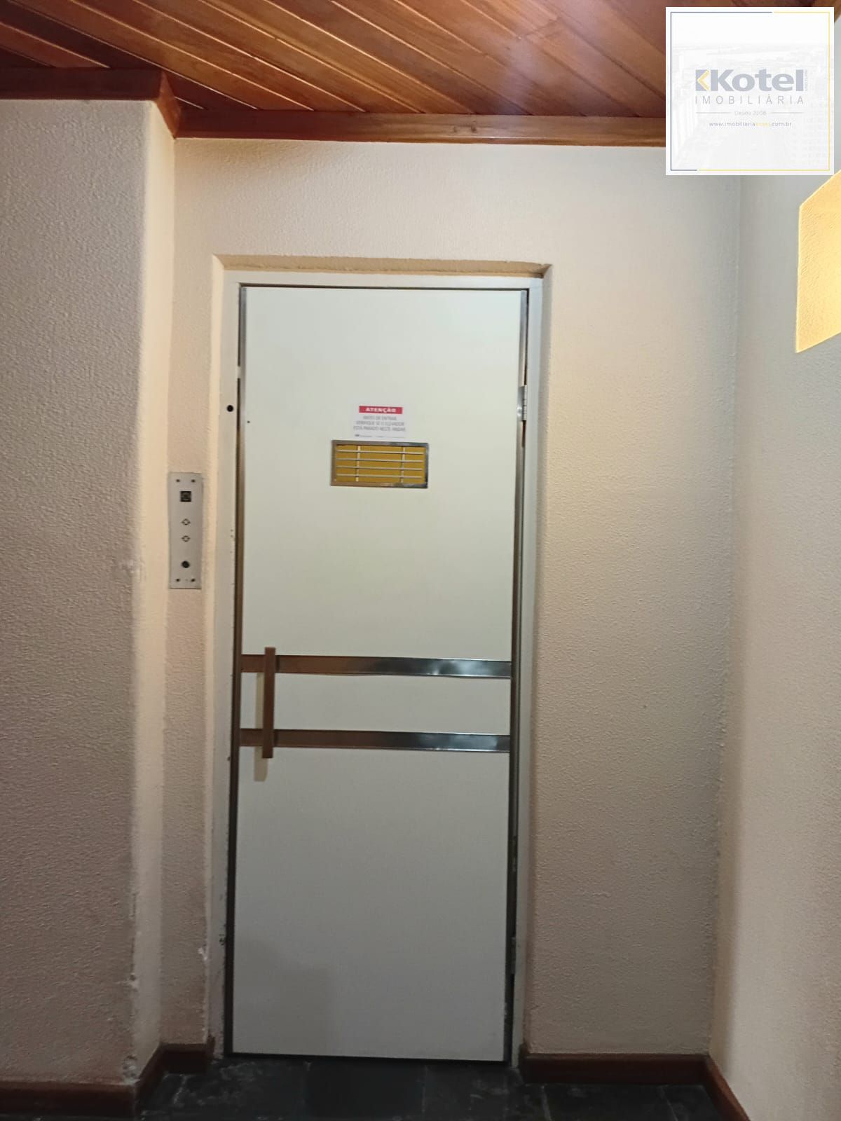 Apartamento 3 dormitórios, frente, sacada no bairro Santana - Porto Alegre - RS — foto 3