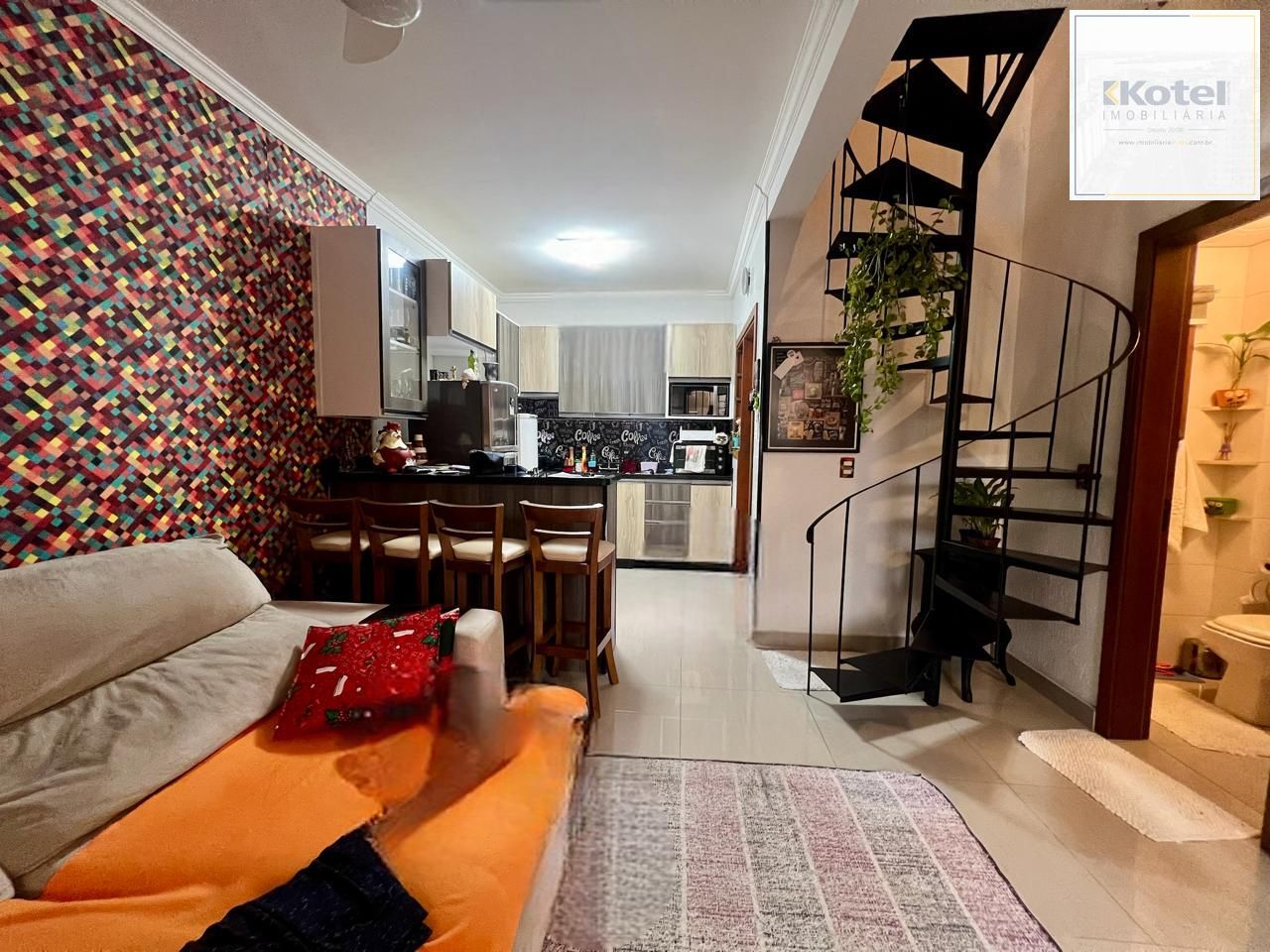 Casa em condomínio 2 dormitórios sem um com closet, vaga coberta, no bairro Cel. Aparicio Borges.