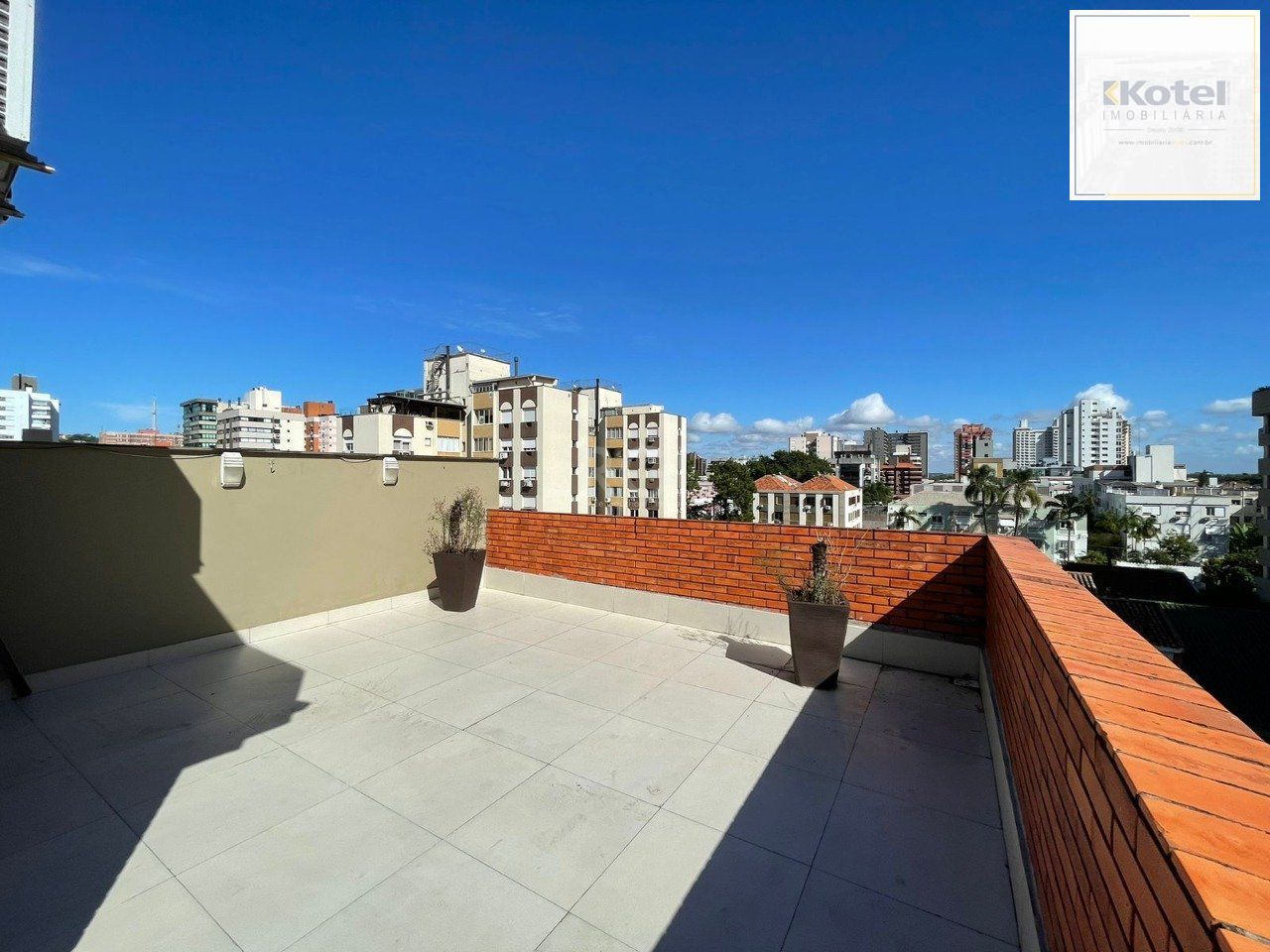 Cobertura a venda 5 Quartos, suíte e 2 vagas, no Bairro Menino Deus, Poa/RS