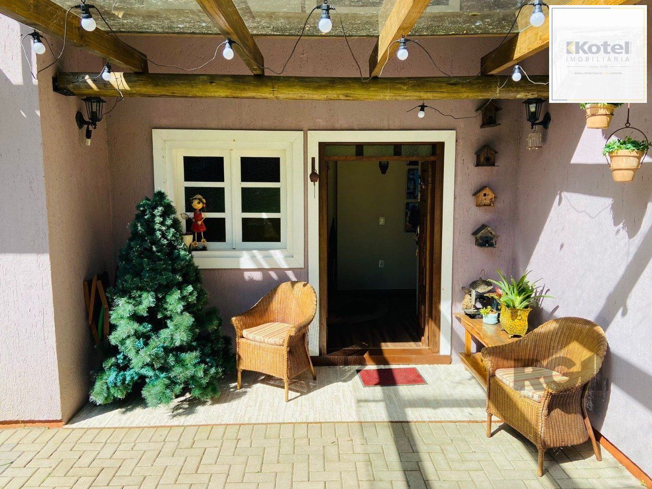 Casa com 2 suítes, lareira, deck, vaga de garagem - 140m² no bairro Laje de Pedra, Canela/RS — foto 2