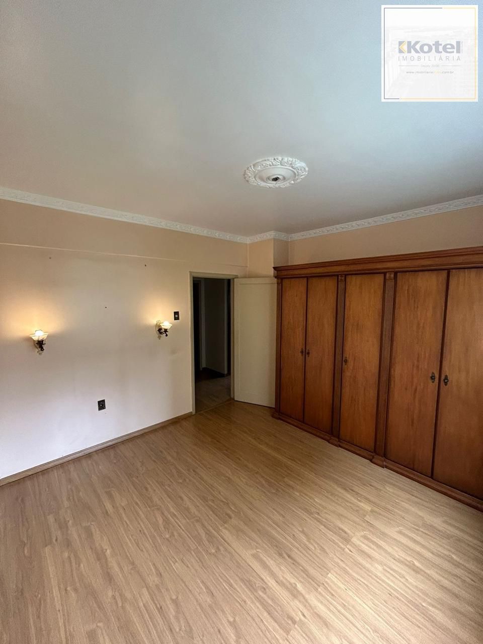 Apartamento com 03 quartos e 02 banheiros no Centro Histórico de Porto Alegre