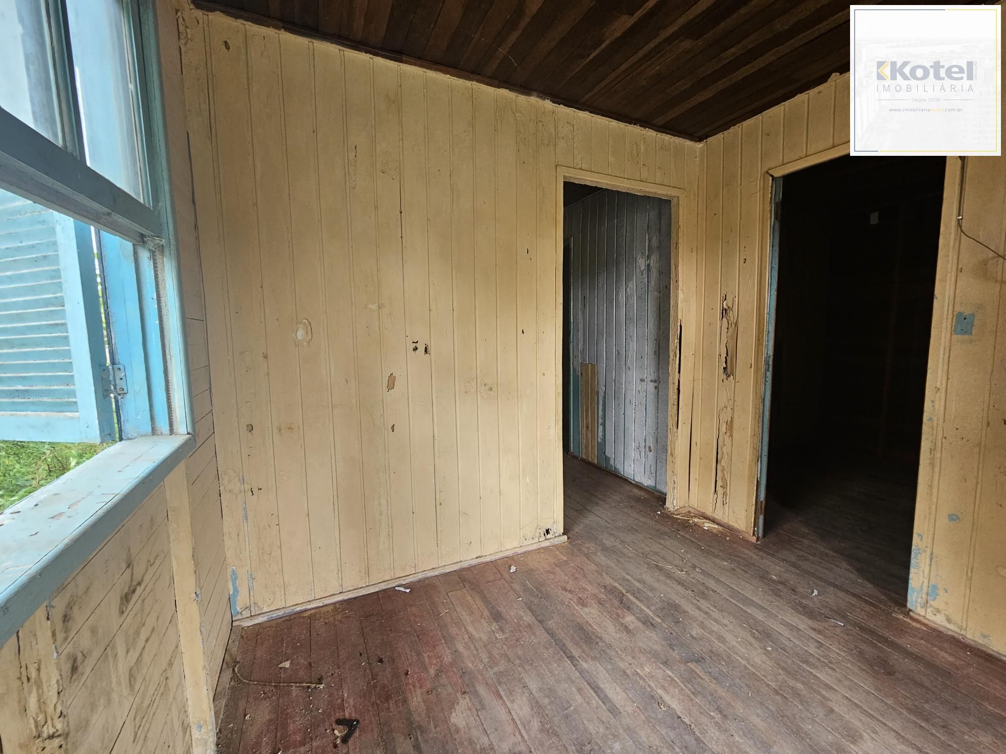 Terreno plano com Casa em Madeira 2d, 1Banh, Restinga, Porto Alegre