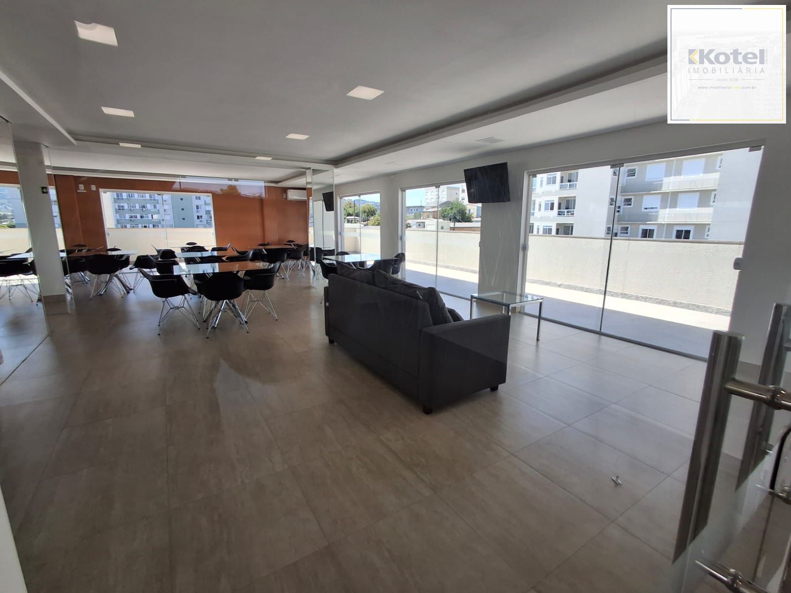 Apartamento de 2 dormitórios com 1 vaga de garagem , nunca habitado !