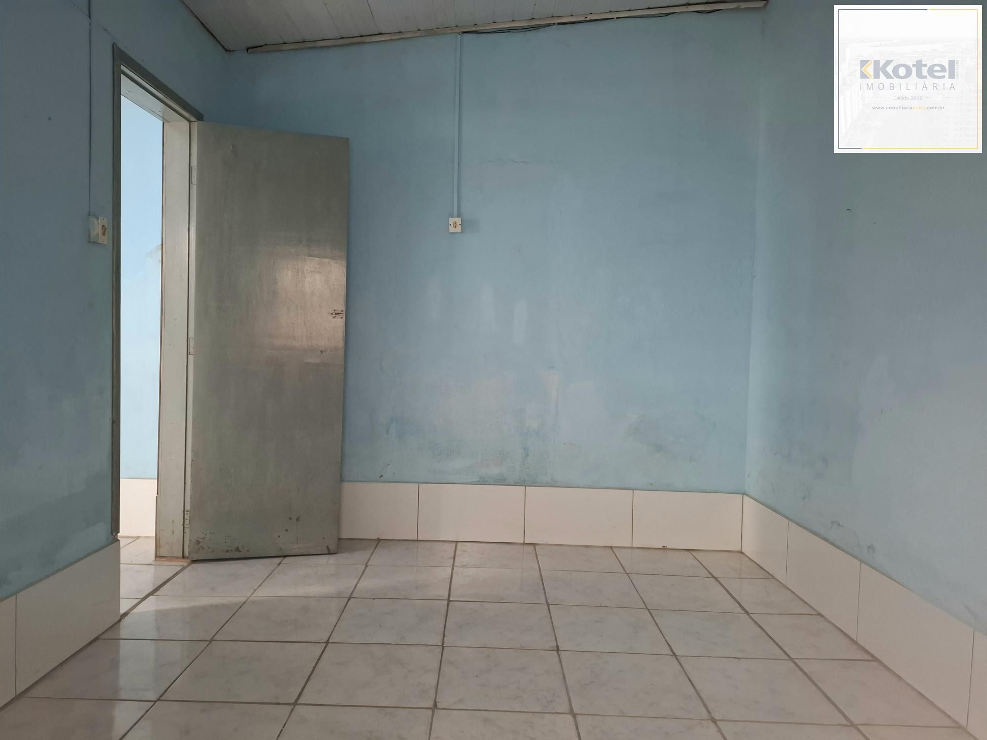 Vende Casa no Bairro Cavalhada em acesso a poucos metros da Avenida. Construídos 2 residências geminadas com 1 dormitório separado, sala e cozinha integrados casa uma, mais chalé antigo de madeira. — foto 4