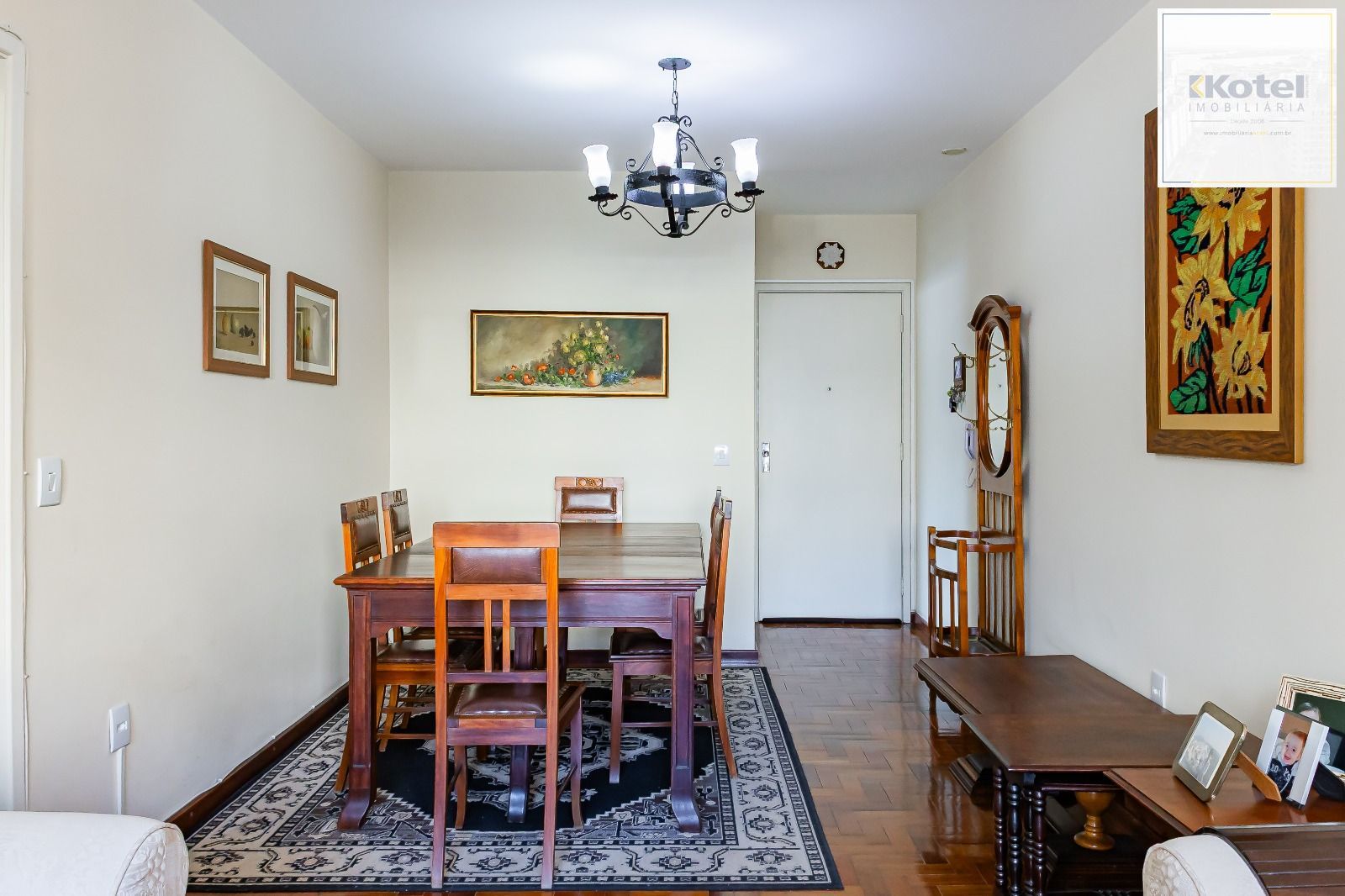 Apartamento a venda com dois dormitorios e vaga coberta no bairro Menino Deus.