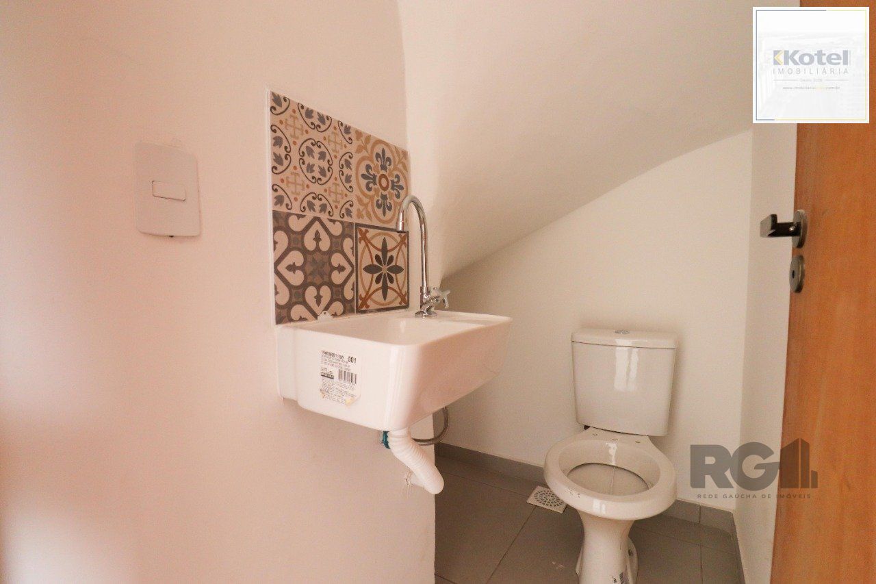 CASA ESTILO SOBRADO COM 2 QUARTOS E PÁTIO, À VENDA NO BAIRRO VILA NOVA, EM PORTO ALEGRE/RS
