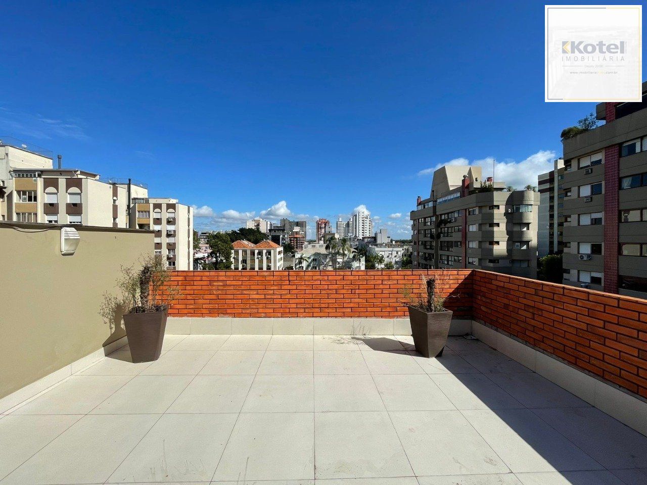 Cobertura a venda 5 Quartos, suíte e 2 vagas, no Bairro Menino Deus, Poa/RS
