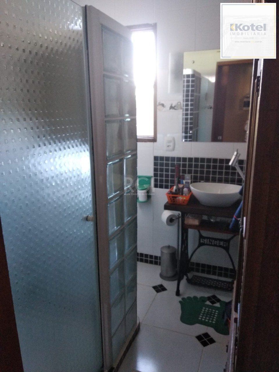 Casa 2 dormitórios, garagem coberta, terreno 621m² bairro Camaquã, Porto Alegre — foto 4