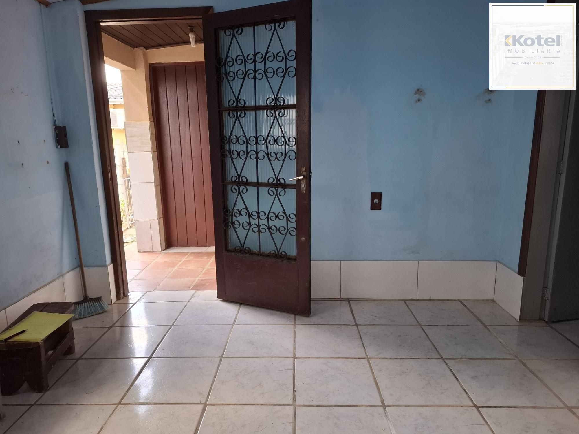 Vende Casa no Bairro Cavalhada em acesso a poucos metros da Avenida. Construídos 2 residências geminadas com 1 dormitório separado, sala e cozinha integrados casa uma, mais chalé antigo de madeira. — foto 5