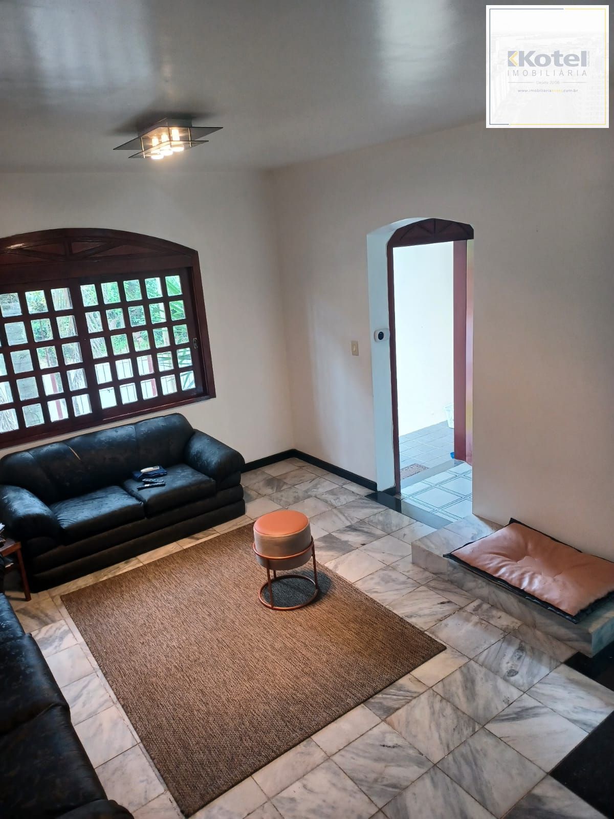 Casa com 04 quartos (01 suíte) 02 vagas no Bairro Jardim Sabará em Porto Alegre