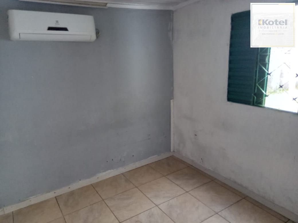 Casa com 2 dormitórios e 3 vagas de garagem !