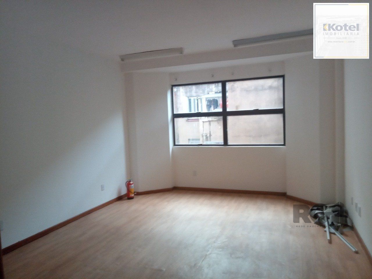 SALA COMERCIAL DESOCUPADA, NO BAIRRO CENTRO HISTÓRICO, EM PORTO ALEGRE, RS — foto 2
