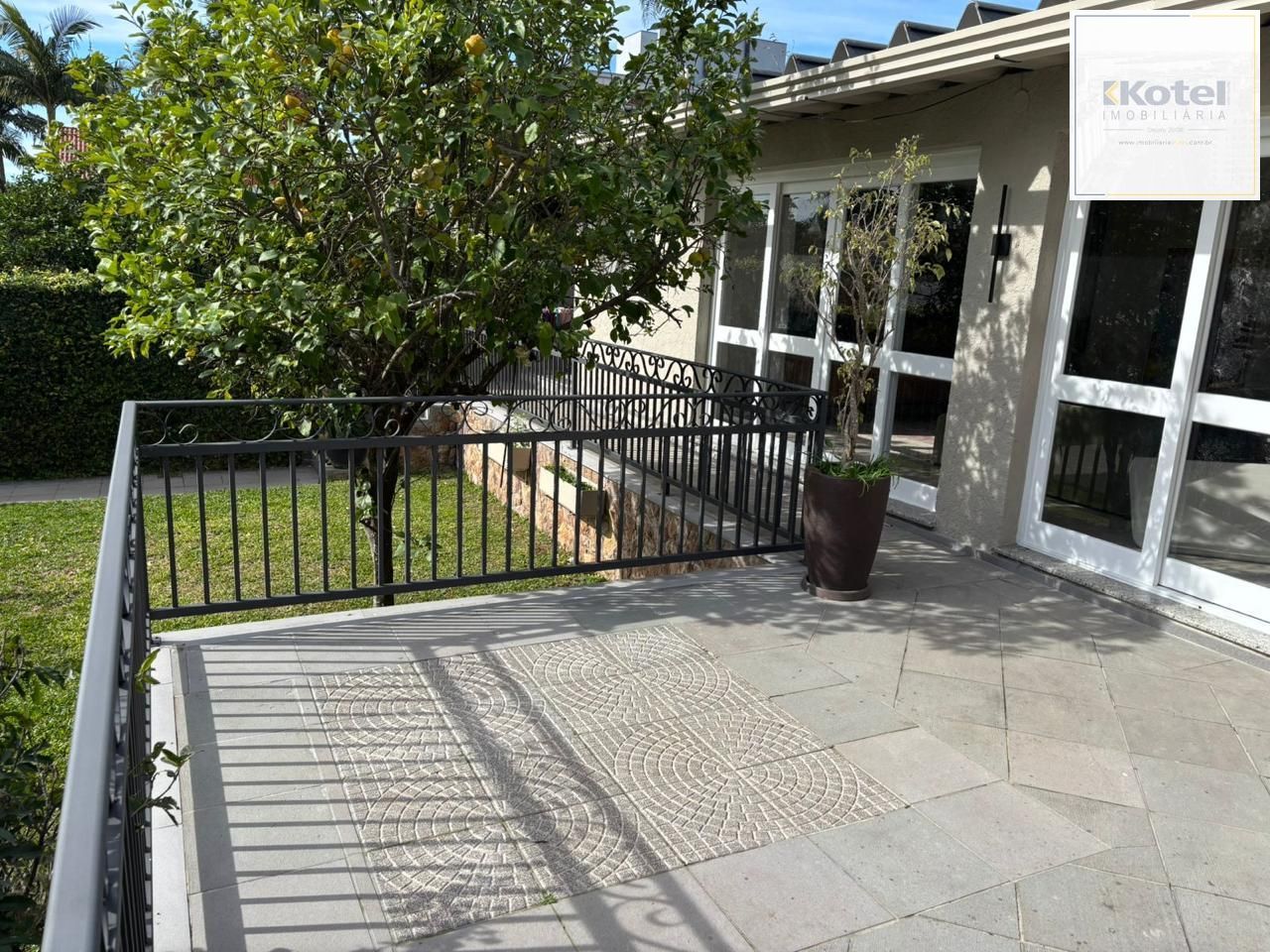 Casa 4 dormitórios, 1 suíte, 03 vagas, Bairro Três Figueiras, Porto Alegre. — foto 4