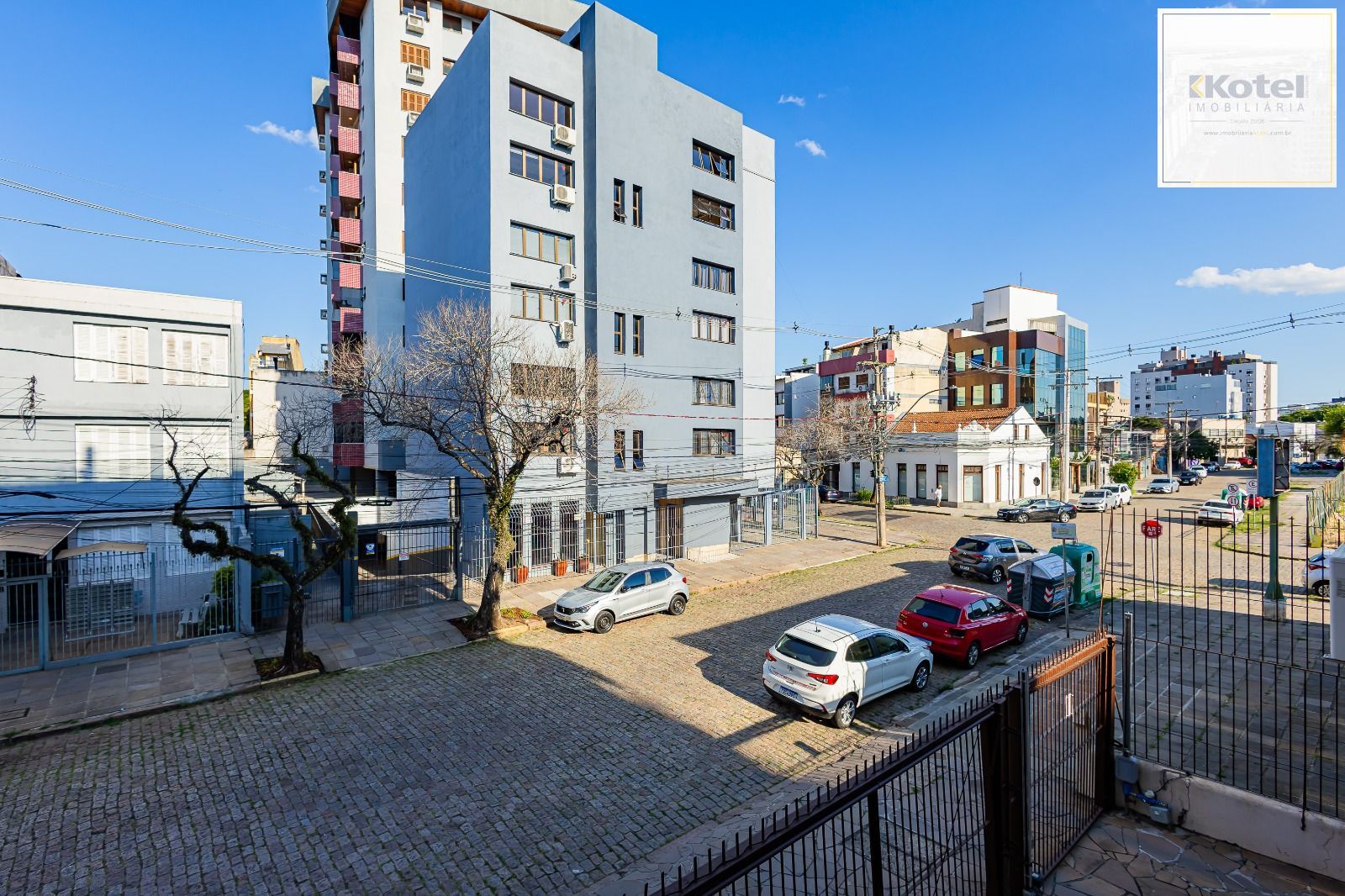 Apartamento a venda com dois dormitorios e vaga coberta no bairro Menino Deus.