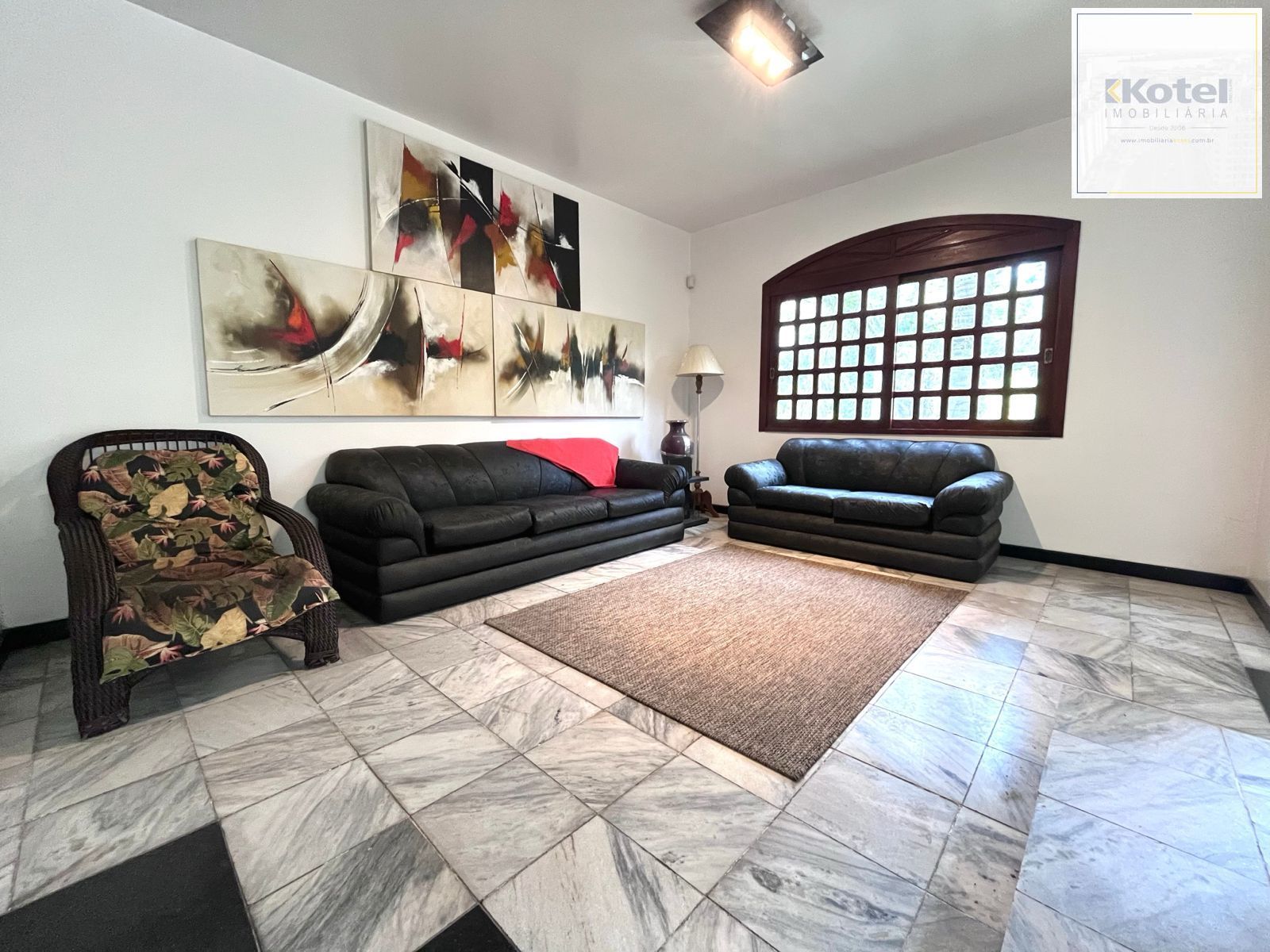 Casa com 04 quartos (01 suíte) 02 vagas no Bairro Jardim Sabará em Porto Alegre