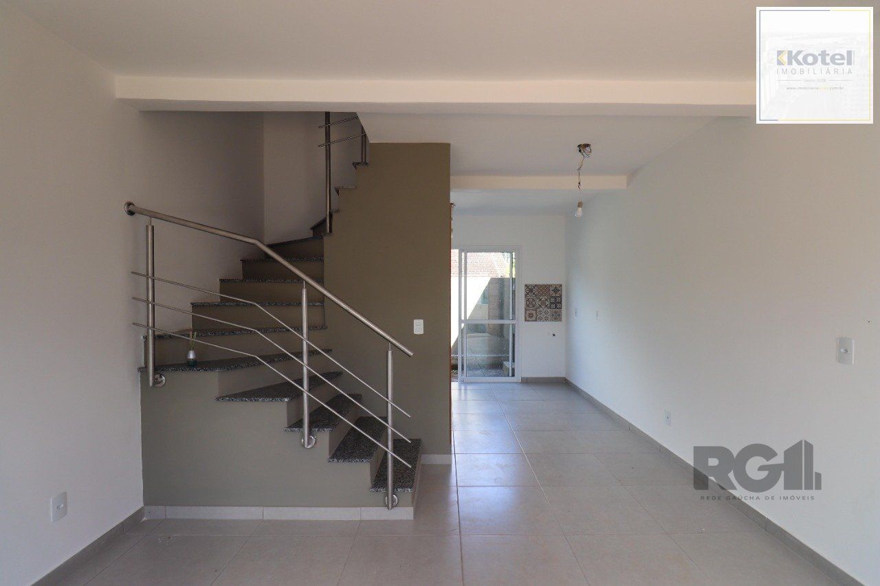 CASA ESTILO SOBRADO COM 2 QUARTOS E PÁTIO, À VENDA NO BAIRRO VILA NOVA, EM PORTO ALEGRE/RS