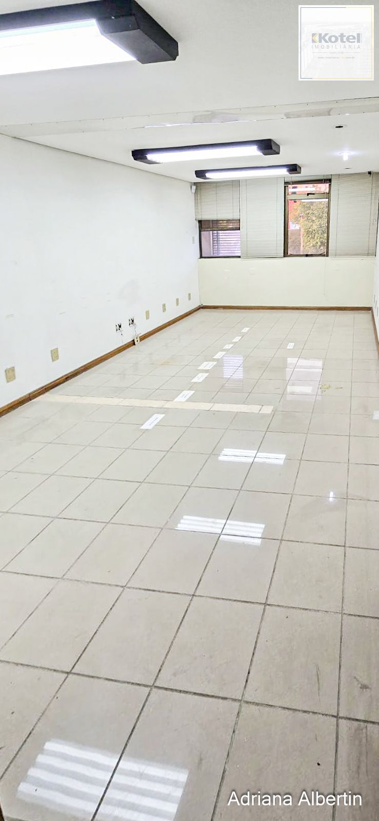 Prédio comercial com 239m²