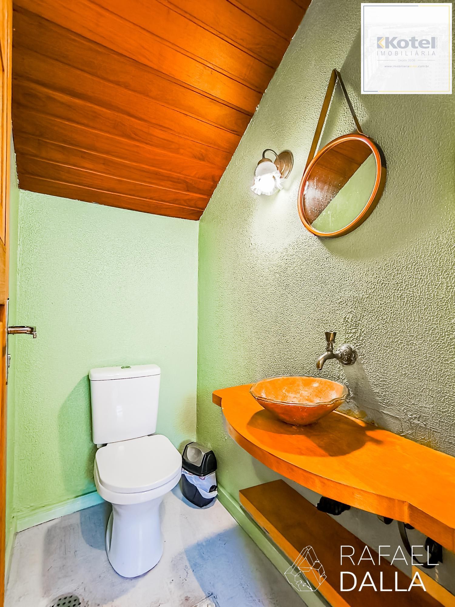 Casa impecável na Lopo Gonçalves com 4 dormitórios, garagem e pátio amplo