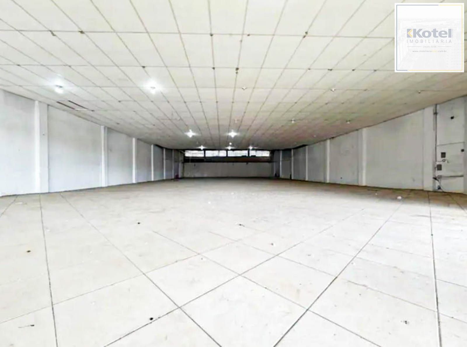 Pavilhão desocupado com 608m² privativo