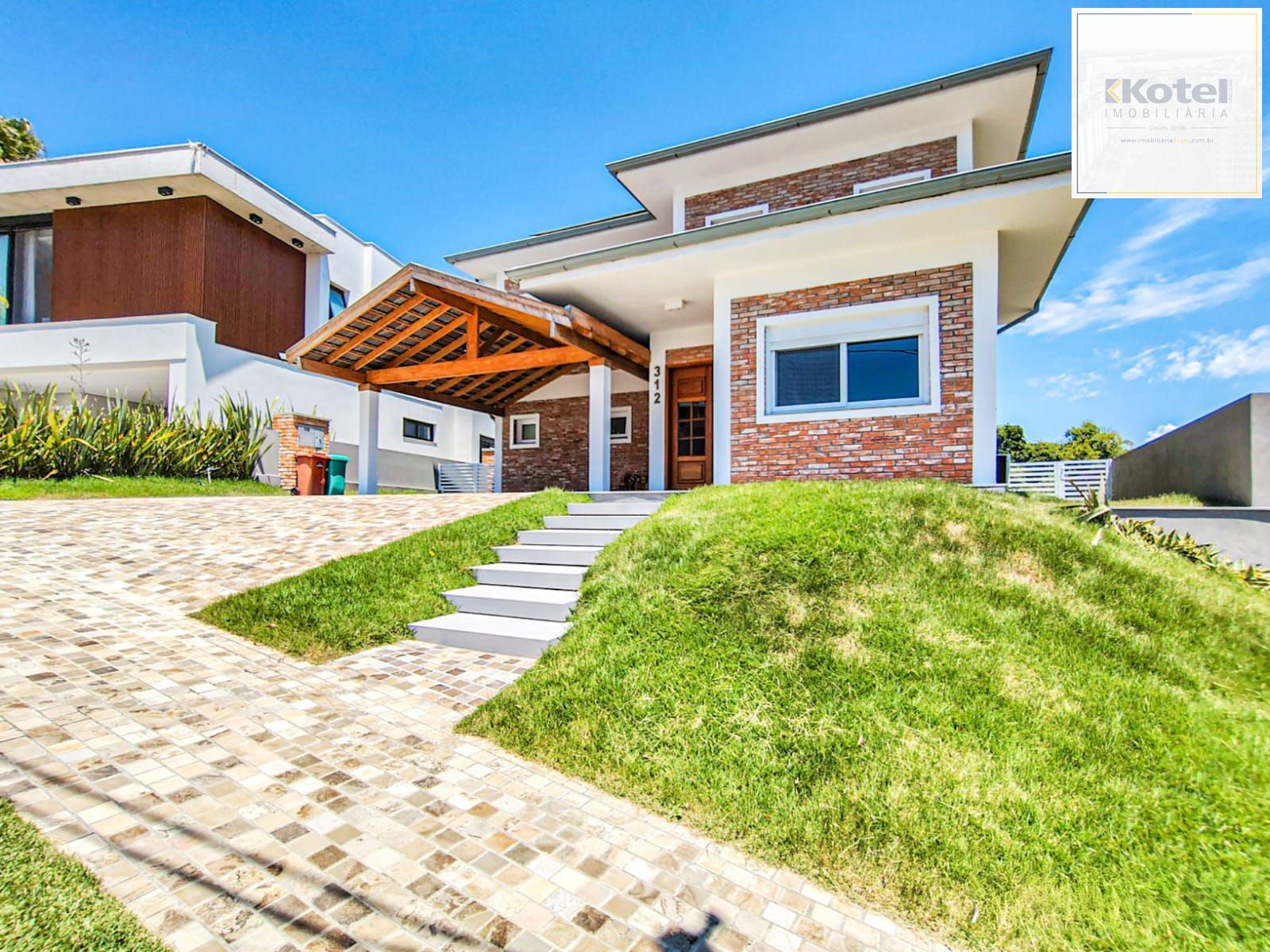 Casa mobiliada em condomínio Alphaville com 4 suítes, área verde nos fundos e piscina — foto 2