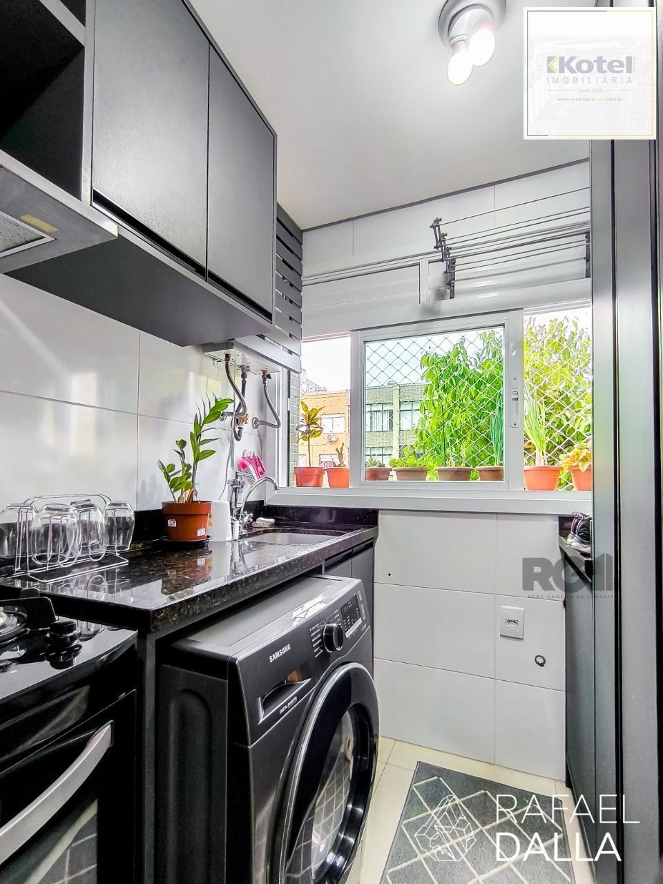 Na Rua Barão do Gravataí: Apartamento de 2 Dormitórios com Suíte e Churrasqueira, em estado de novo e LINDO, vaga de garagem.