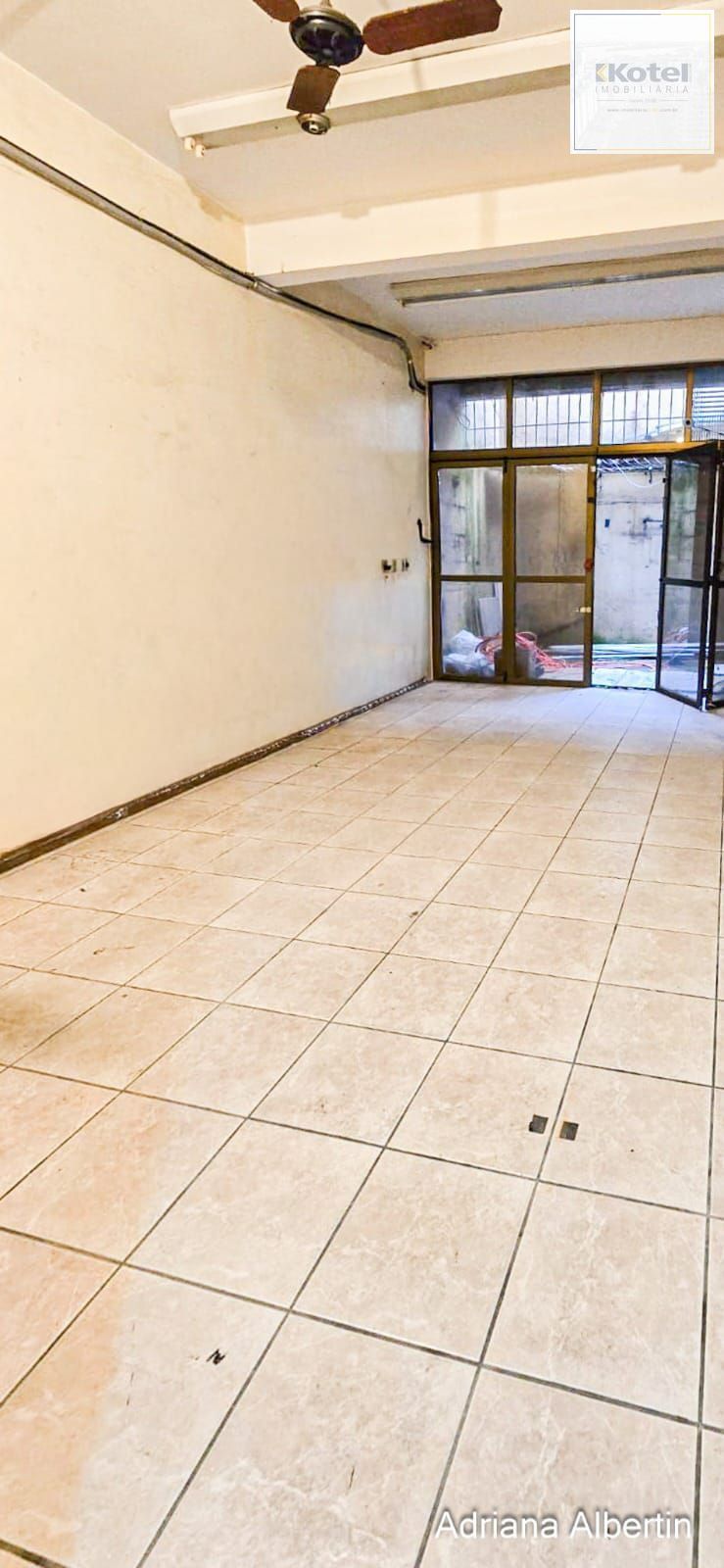 Prédio comercial com 239m²