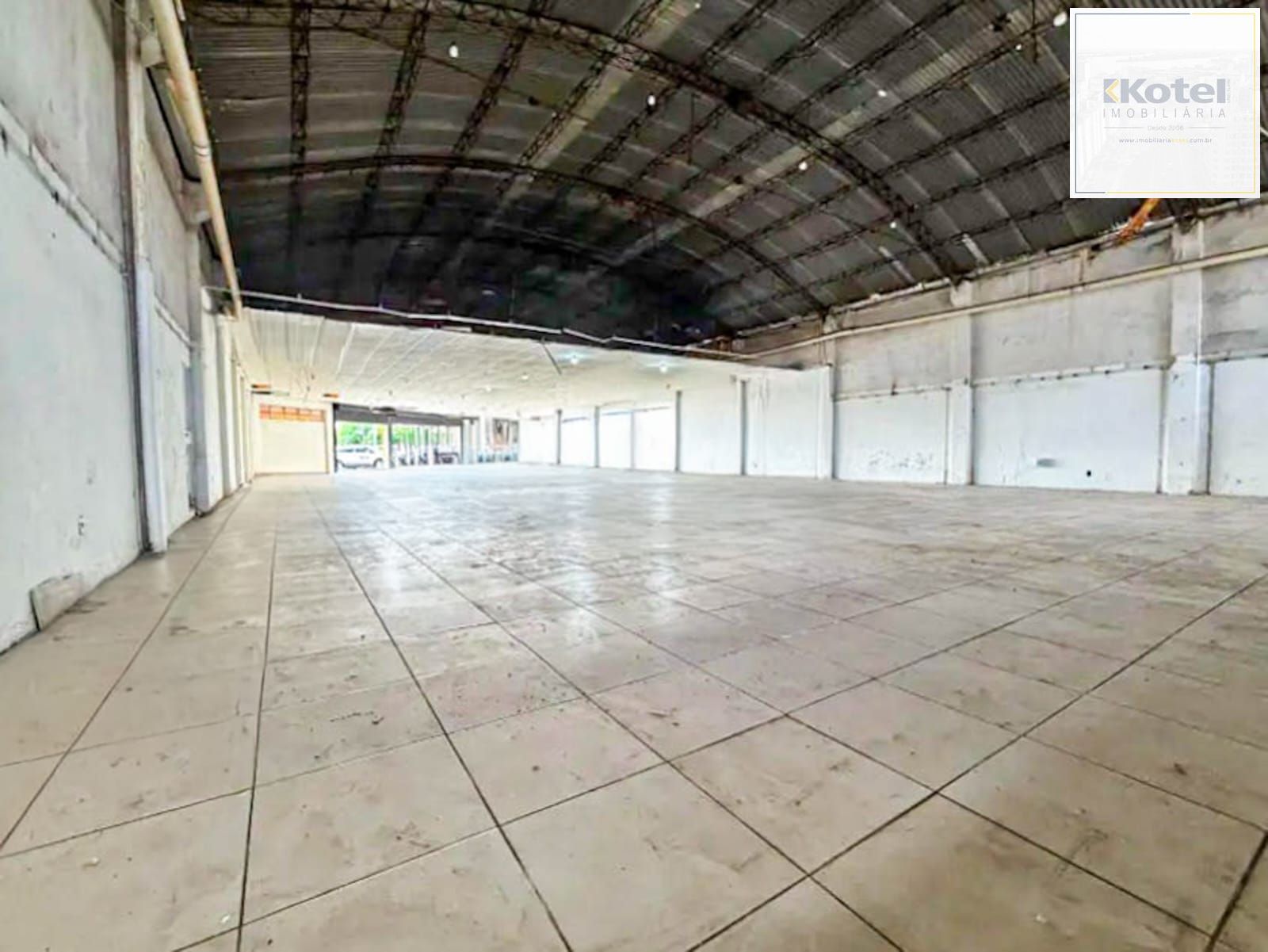 Pavilhão desocupado com 608m² privativo