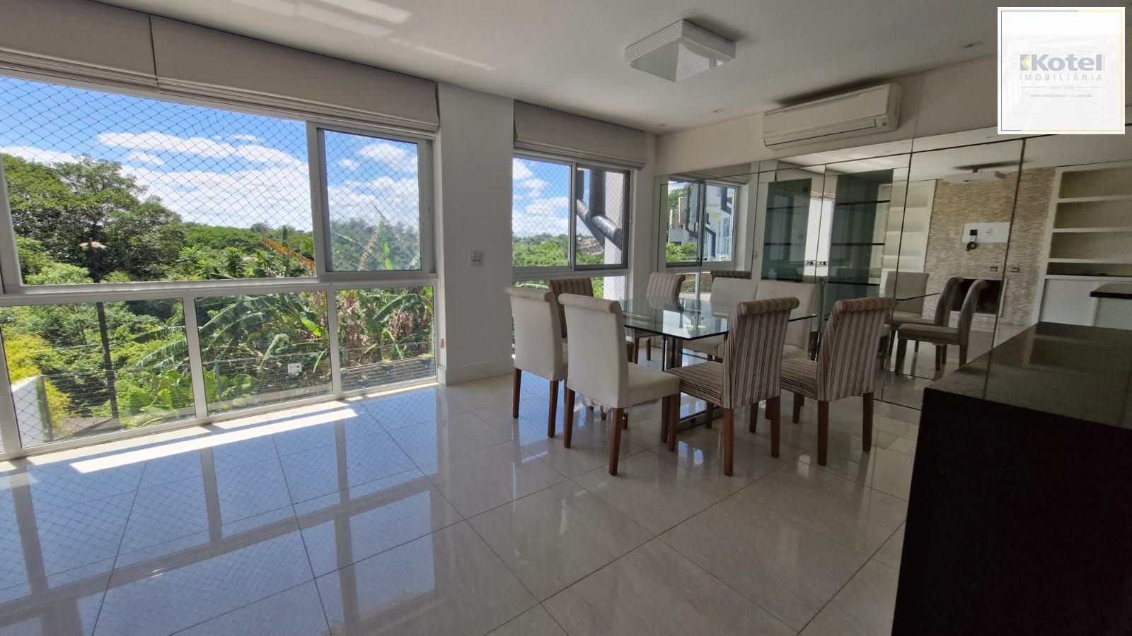 Casa em Condominio fechado, 5 dormitórios com infraestrutura completa