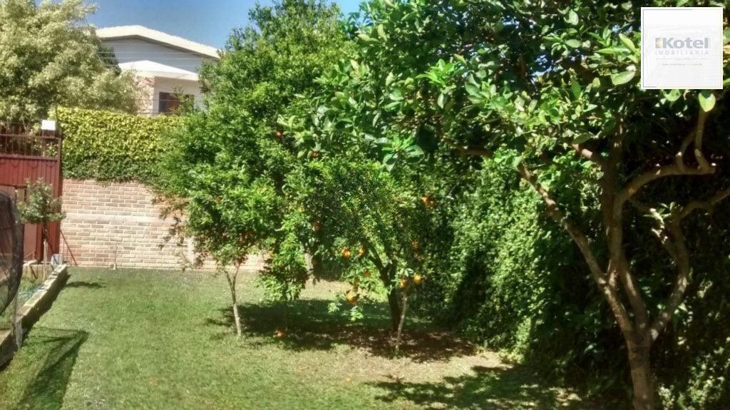 Casa com 3 dormitórios e amplo pátio com grama.