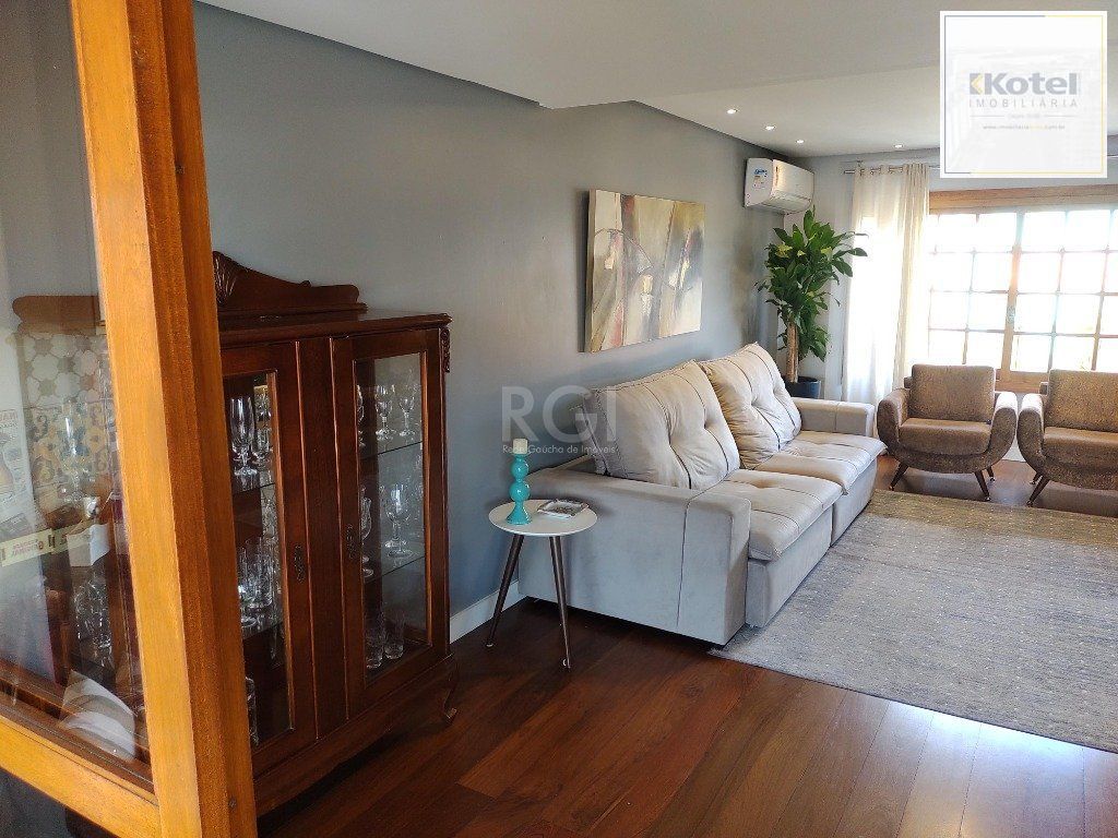 Excelente casa com 03 suíte, espaço gourmet com churrasqueira, living com lareira, pátio com piscina e garagem para 02 carros no bairro Espírito Santo