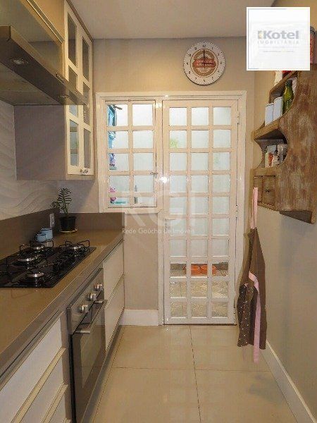 EXCELENTE CASA COM 3 DORMITÓRIOS, 1 SUÍTE E VAGA DE GARAGEM PARA 3 CARROS.