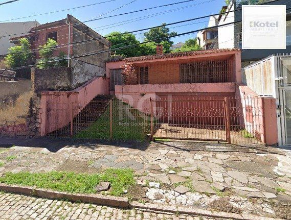 Casa com 03 dormitórios, churrasqueira, pátio com piscina e 5 vagas de garagem no bairro Menino Deus — foto 2