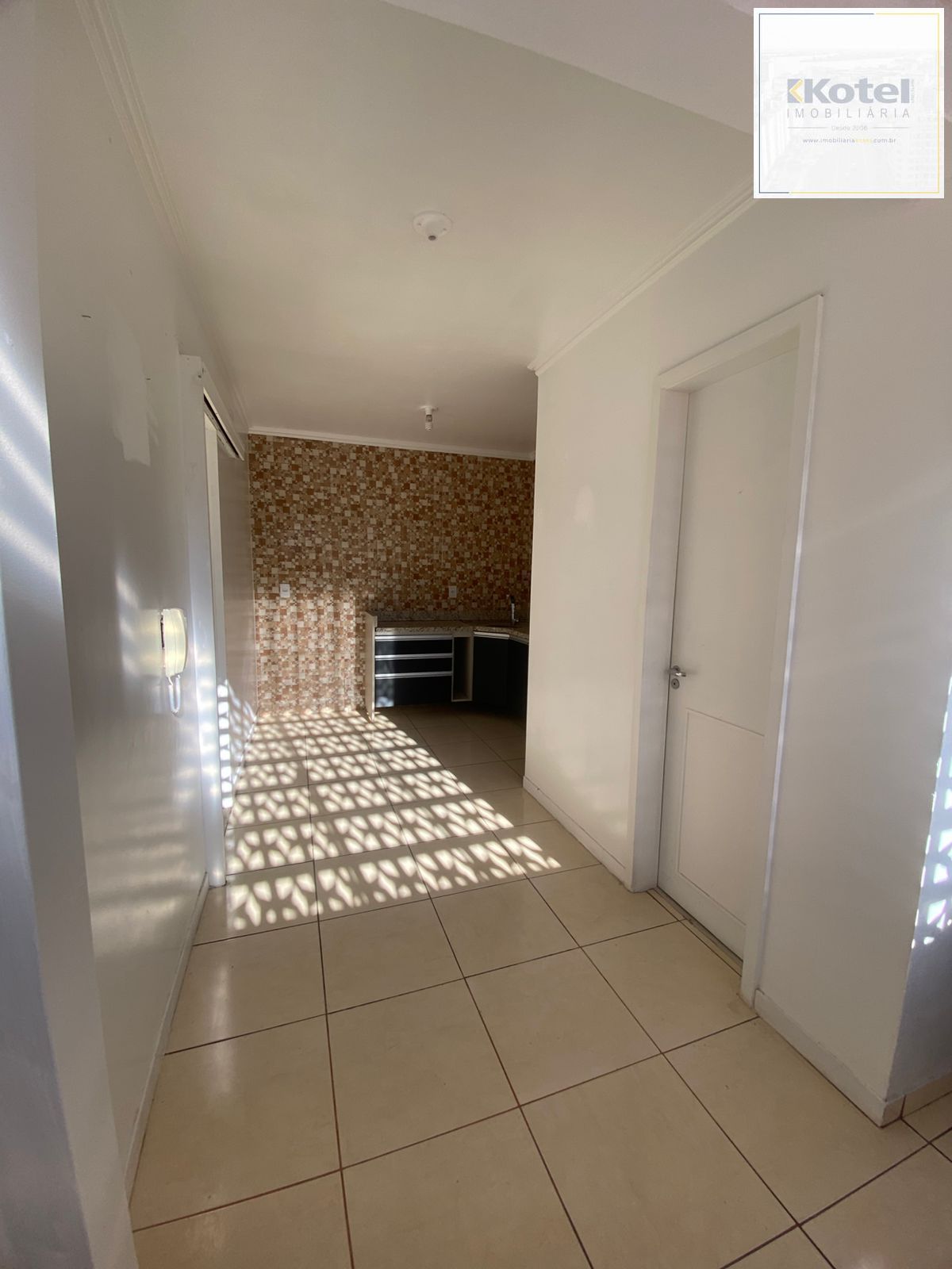 Apartamento 2 Dormitórios com Garagem Coberta à Venda no Bairro Teresópolis – Amplo, Arejado e de Frente, 67m2 — foto 4