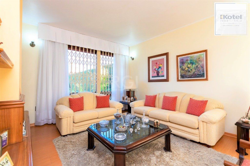 Casa para Venda - 228m², 4 dormitórios, sendo 1 suites, 5 vagas - Teresópolis — foto 2