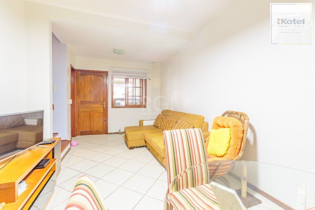 Casa 160m² - 3 dormitórios, 1 suíte, churrasqueira, terraço e 2 vagas de garagem no Guarujá