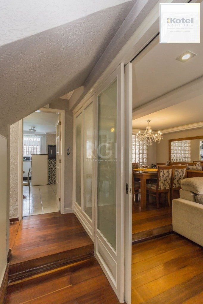 Casa à venda - 230m², 4 quartos, sendo 2 suítes, churrasqueira,  piscina e 03 vagas de garagem