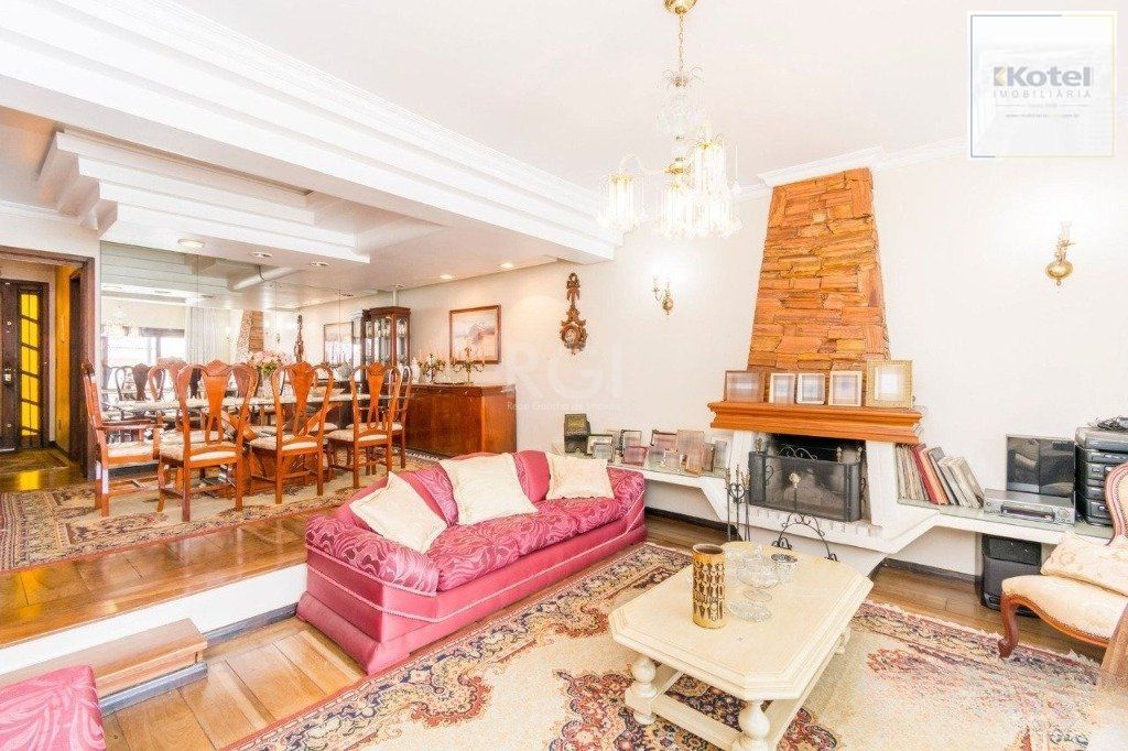 Casa de  333m² com 4 dormitórios, pátio com piscina, espaço gourmet com churrasqueira e 4 vaga de garagem no bairro Passo da Areia