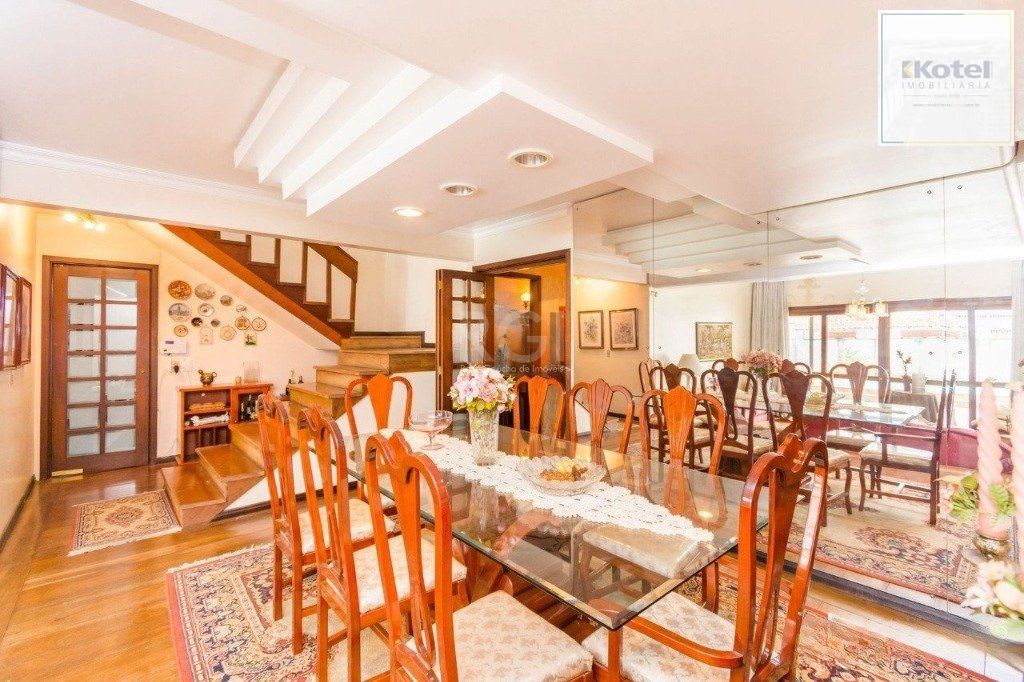 Casa de  333m² com 4 dormitórios, pátio com piscina, espaço gourmet com churrasqueira e 4 vaga de garagem no bairro Passo da Areia