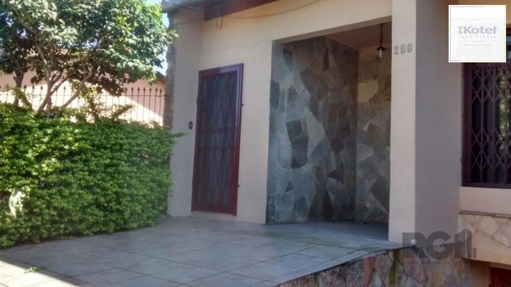 Casa com 3 dormitórios e amplo pátio com grama.