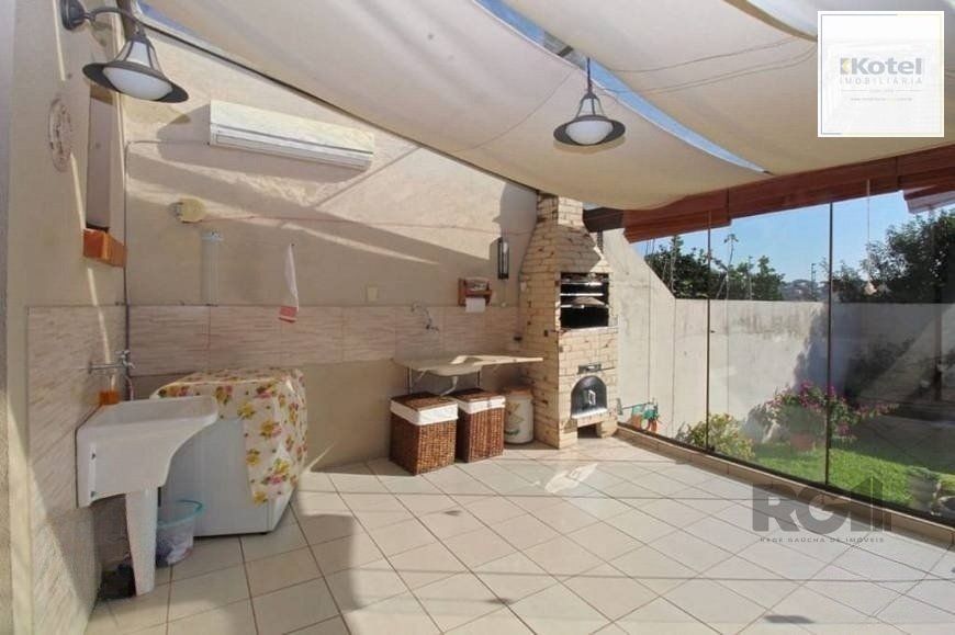 Ampla casa de 175 m² com 3 dormitórios e 3 vagas de garagem