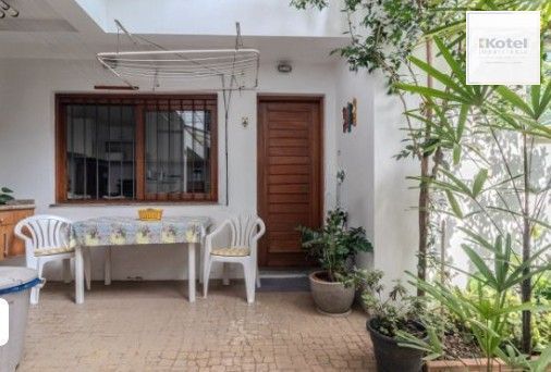 Casa com 4 dormitórios e 309m² à venda em Floresta, Porto Alegre.