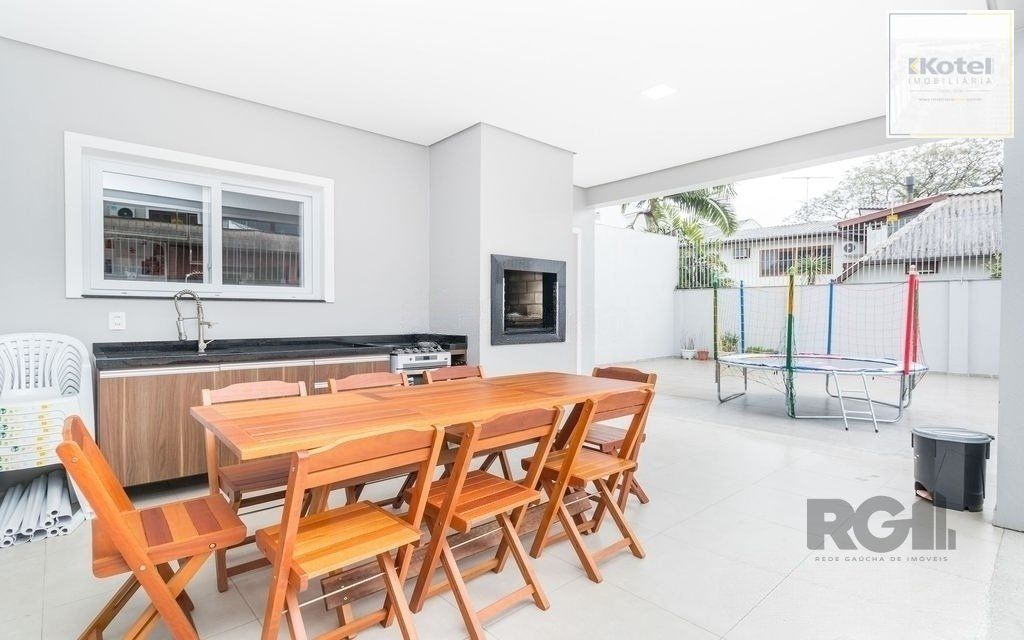 Excelente casa de 254m² com 4 dormitórios sendo 3 suítes.