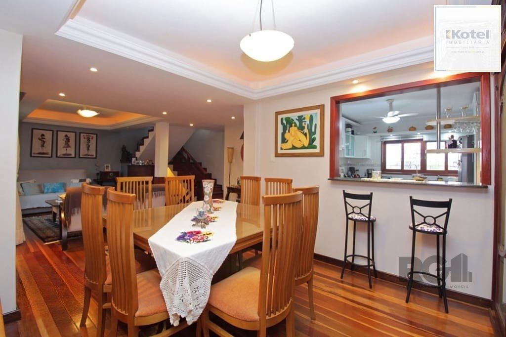 Casa de 275m² - 3 dormitórios e 3 vagas no bairro Coronel Aparício Borges