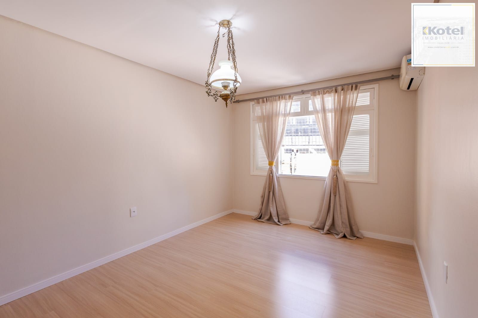 Apartamento de 80 m²semi mobiliado, 3 dormitórios e 1 suíte no Centro Histórico