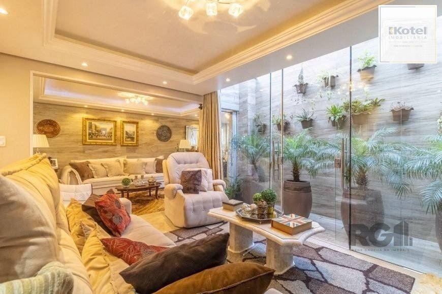 Casa 280m² - 3 dormitórios, 1 suíte, 2 vagas no bairro Jardim Itú