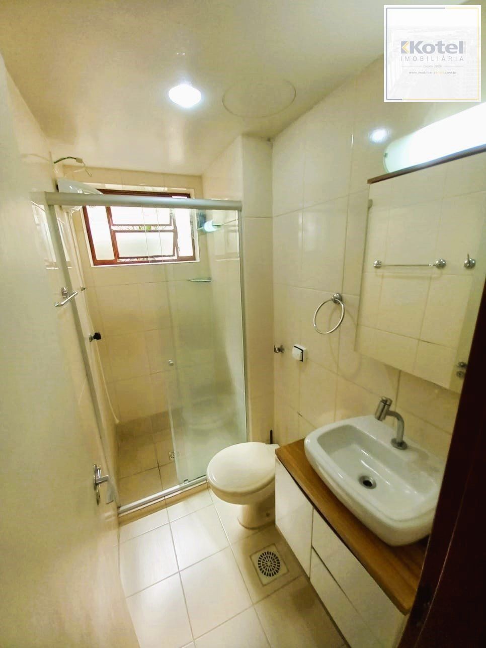 Apartamento de 01 dormitorio com vaga de garagem no bairro Menino Deus-Porto Alegre /RS